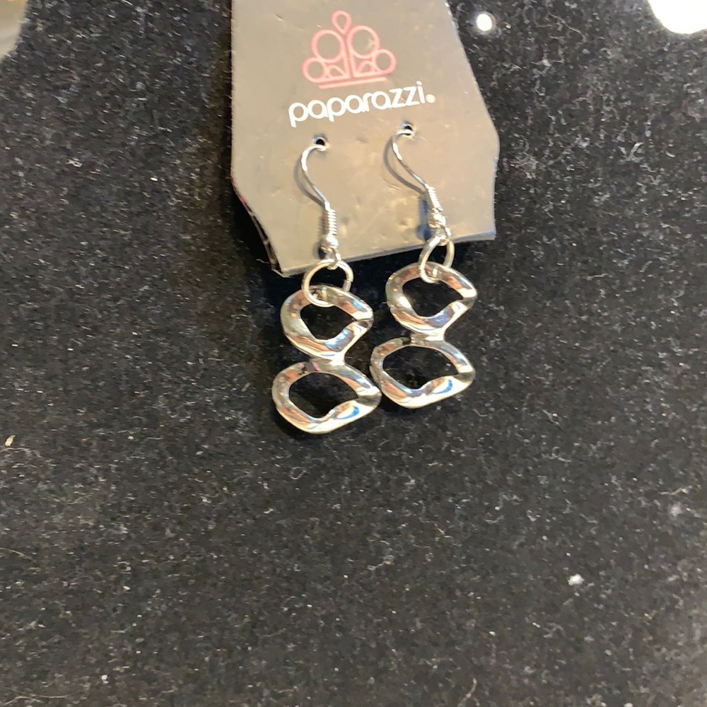 10/$10 💰NWT or $8 without bundle Paparazzi Dangling silver tone earrings.